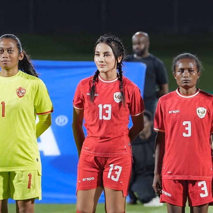 Đội trưởng tuyển nữ Indonesia – Shafira Ika Putri: Hoa hậu bóng đá khiến CĐV Việt Nam chú ý Nữ thủ quân ĐT Indonesia xinh như hoa hậu, chờ đọ sắc Hoàng Loan & Thanh Nhã - 6