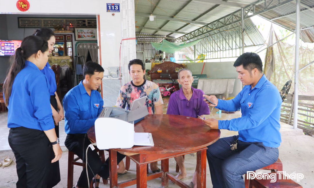 Nhiều người dân xã Tân Khánh Trung bày tỏ sự hài lòng khi được các thành viên Đội hình Bình dân học vụ số của xã nhiệt tình hỗ trợ khi đến làm thủ tục hành chính tại Trung tâm Phục vụ hành chính công xã.