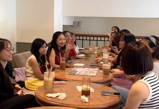 Chị em nhiệt tình chia sẻ về kinh nghiệm sống, cách phối đồ...