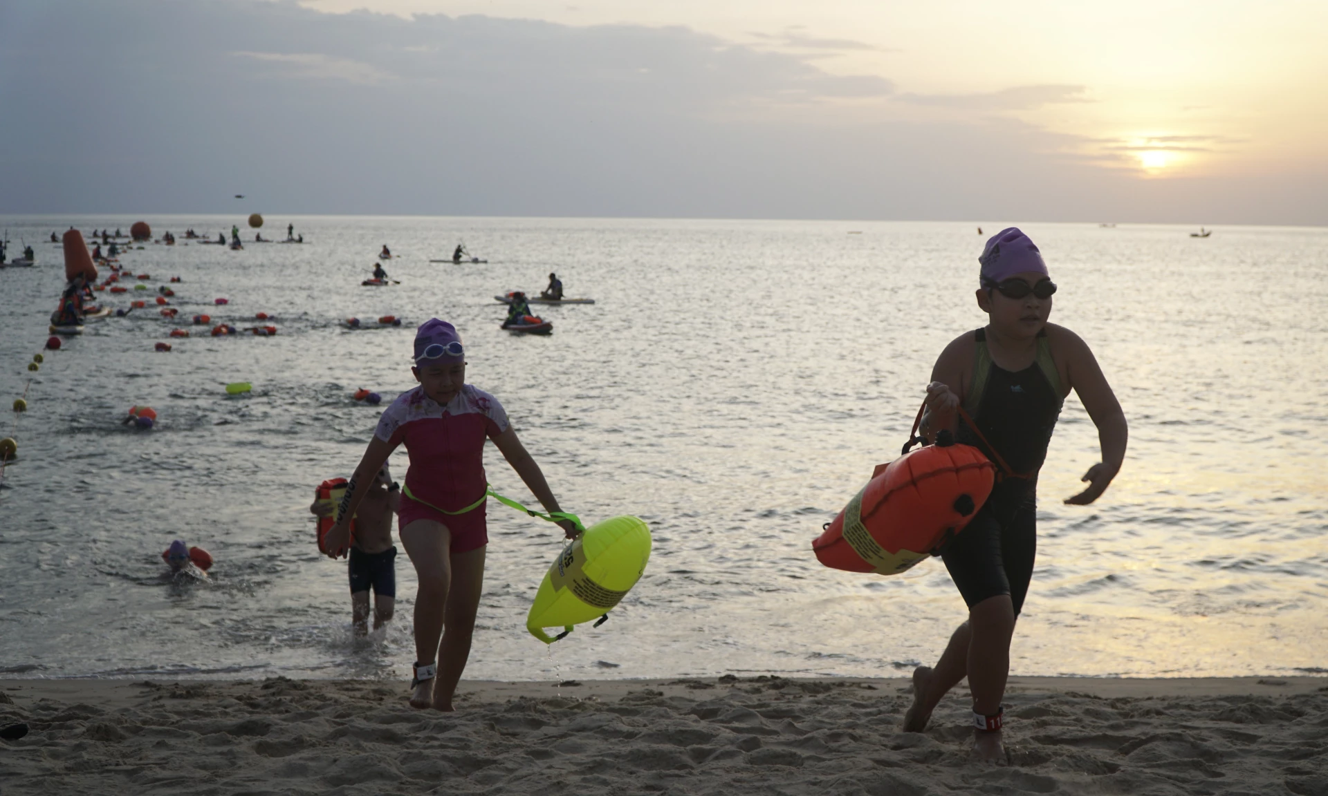 Giải Marathon Quốc Tế Quang Tri 2 Các vận động viên nhí hào hứng thi đấu tại nội dung Kids Aqua Warriors - Ảnh: M.H