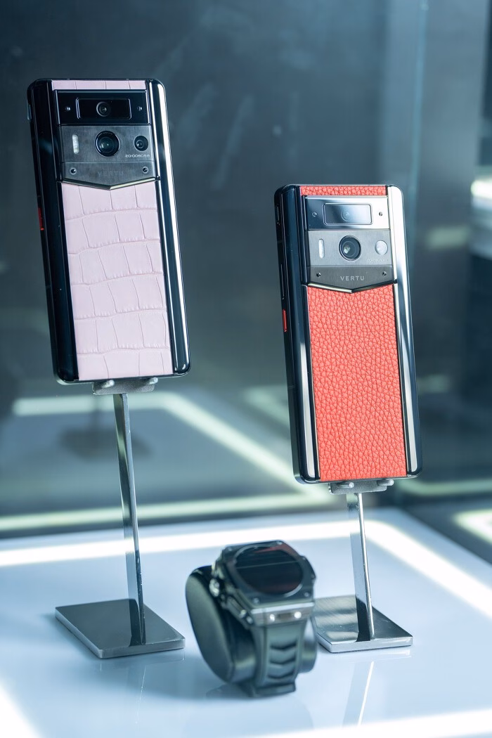 Sản phẩm điện thoại nắp gập Quantum Flip của Vertu (Ảnh: Vertu Việt Nam)