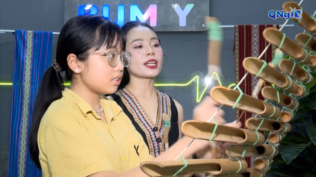 Giữ nốt nhạc truyền thống trong cuộc sống hiện đại Em Thái Gia Hân học đánh đánh đàn T’rưng