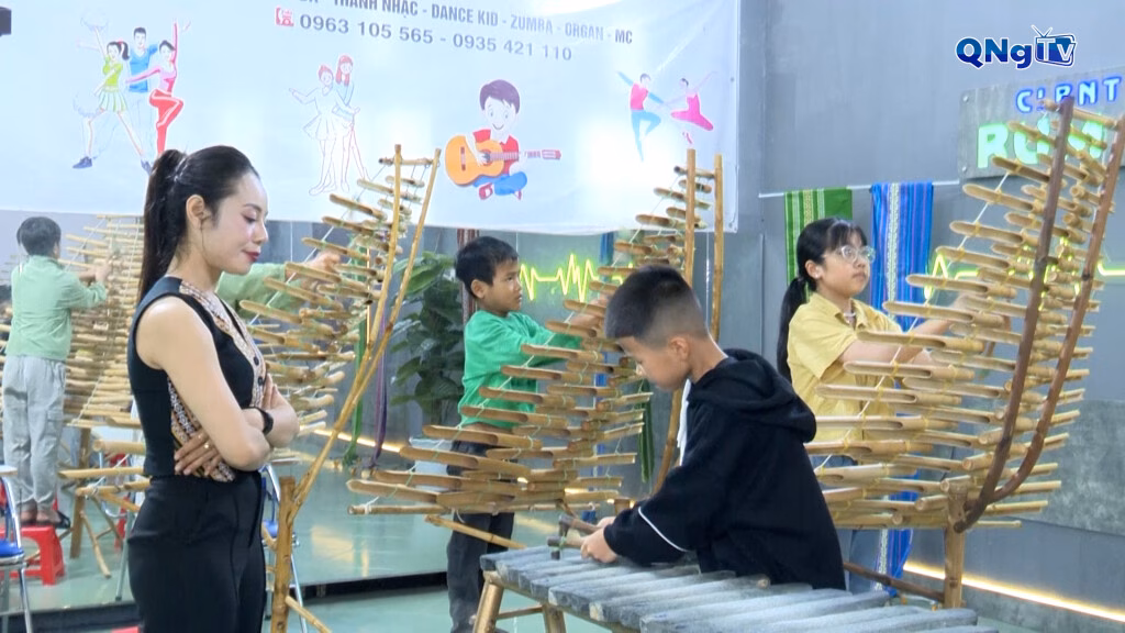 Giữ nốt nhạc truyền thống trong cuộc sống hiện đại Chị Y Rum chia sẻ: “Câu lạc bộ nghệ thuật Rum Y muốn truyền tải thông điệp các bạn thích, đam mê và gìn giữ được nét đặc trưng của dân tộc thiểu số ở phía Tây Quảng Ngãi.”