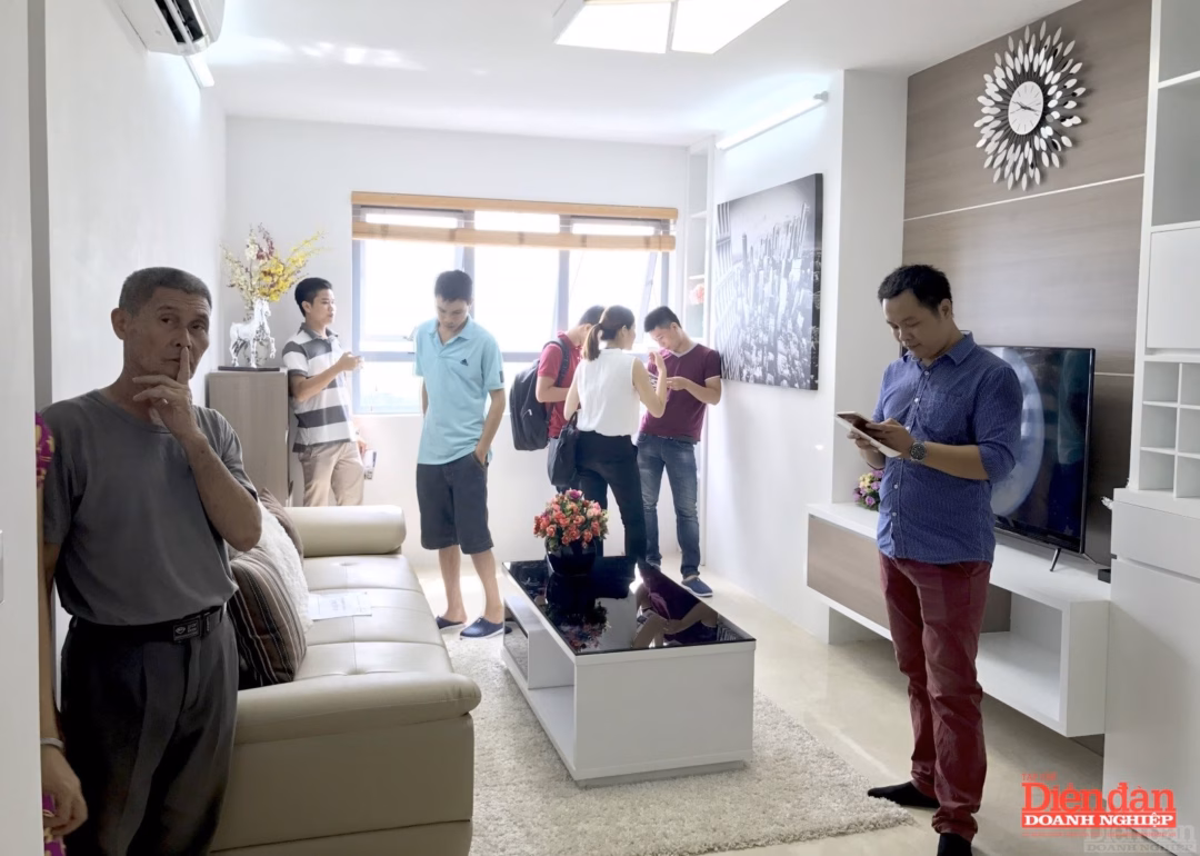 Nhiều khách hàng trẻ không “dám” mua nhà nếu không có hỗ trợ tài chính từ gia đình. Ảnh: LV