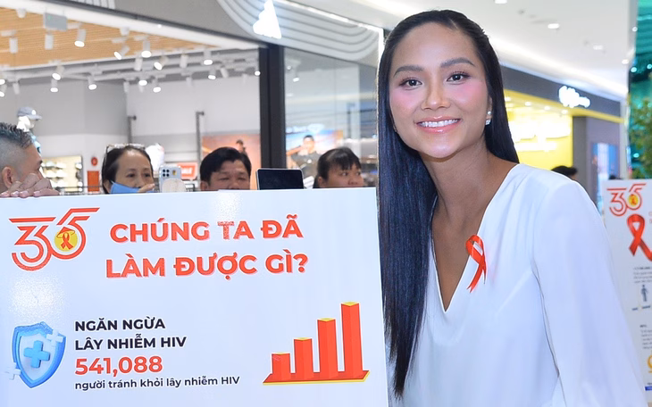 Phục vụ văn nghệ cho các em nhỏ - Ảnh: BTC