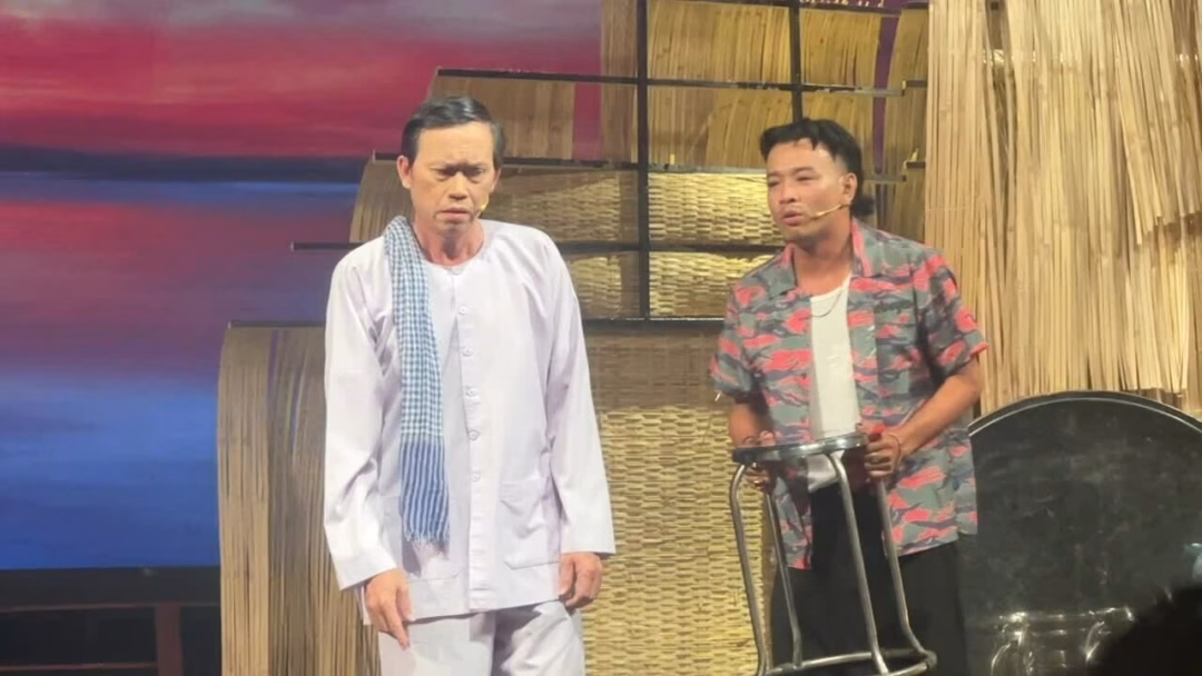 Hoài Linh cùng dàn diễn viên chào cảm ơn khán giả ở cuối vở. Video: Mai Nhật