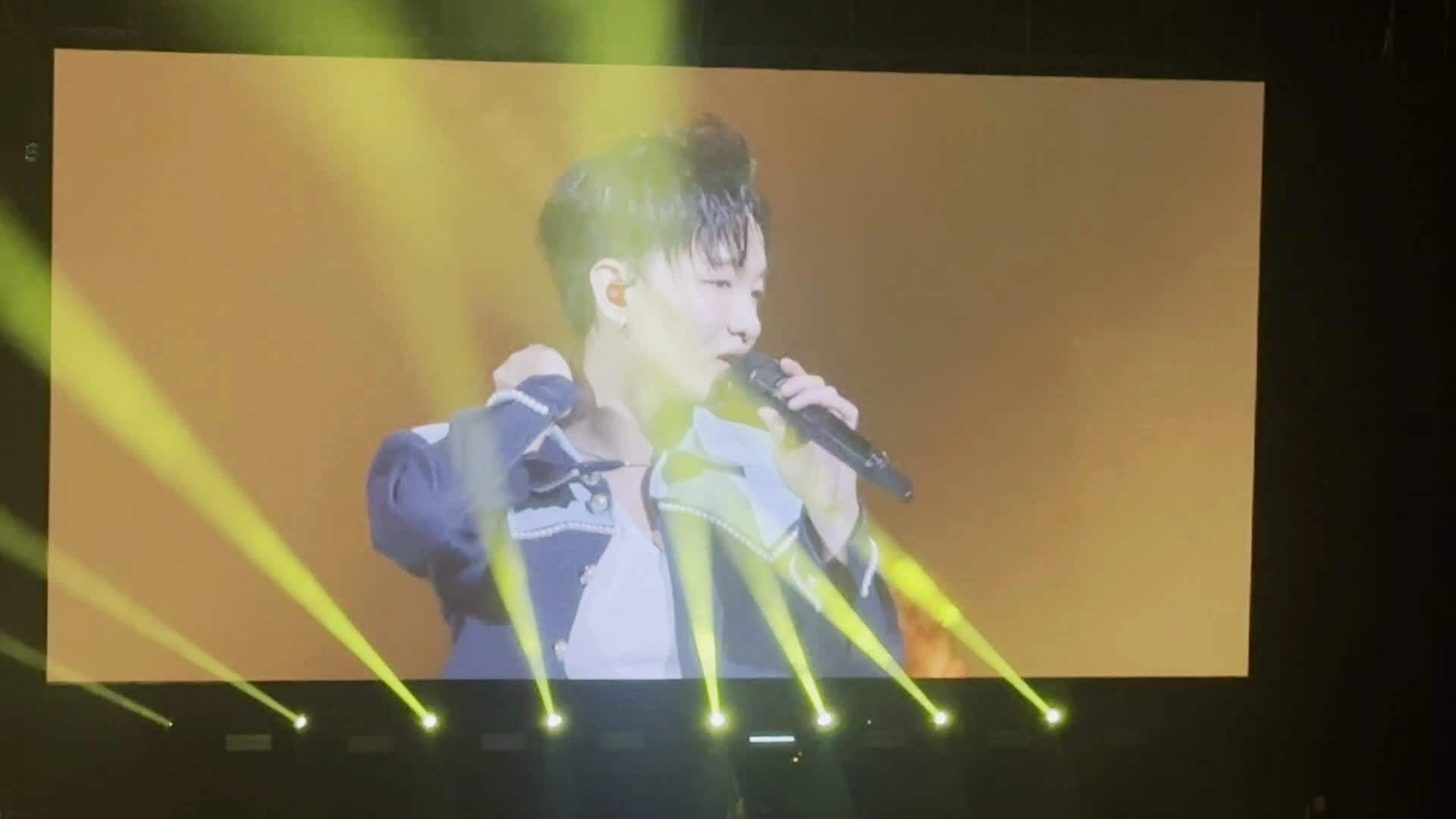 Bài Đưa nhau đi trốn. Video: Hà Thu