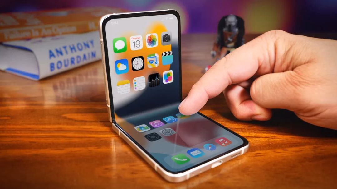 Sau khi xâm chiếm bằng thiết kế gập ngang, Apple chẳng nhẽ lại bỏ qua iPhone gập dọc để cạnh tranh với Z Flip?