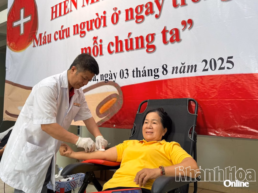 Người dân tham gia hiến máu khẩn cấp tại chương trình