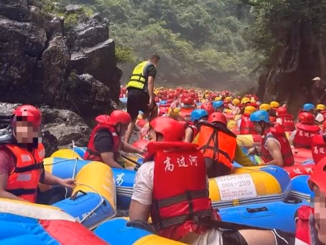 Khu du lịch Trung Quốc tắc nghẽn vì hàng trăm thuyền bơm hơi chen chúc