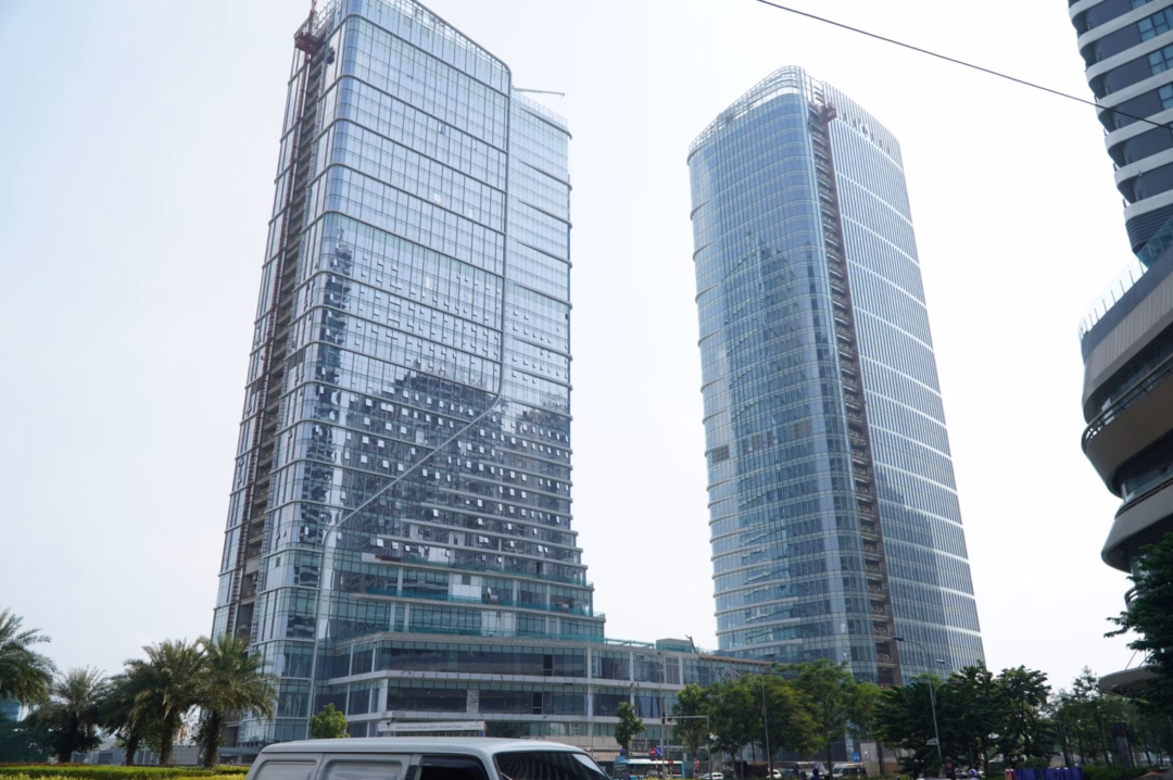 Việc sử dụng kính trong nội thất tạo nên sự thông thoáng, kết nối cũng như ngăn chia giữa các không gian linh hoạt.