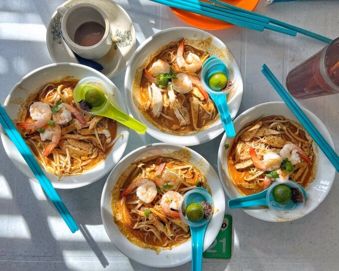 Laksa Sarawak – Món bún đặc sản Malaysia được CNN vinh danh trong top 10 thế giới Sarawak laksa được phục vụ ở Lễ hội Du lịch, Nghệ thuật, Văn hóa và Ẩm thực Malaysia 2025 tại Hà Nội hôm 1/8. Món bún sợi to ăn kèm nước dùng cá, kết hợp cốt dừa béo ngậy, phần topping gồm cá xay nhuyễn, trứng luộc, giá đỗ, rau xà lách, dưa leo và hành phi.
