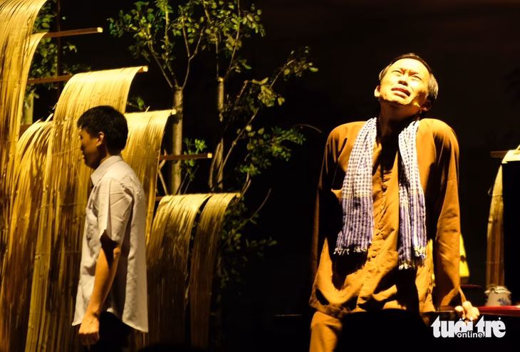 Nghệ sĩ Hoài Linh (phải) vai ông Hai Nhân luôn sống trong sự áy náy với con rể vì có đứa con gái phụ bạc chồng - Ảnh: LINH ĐOAN