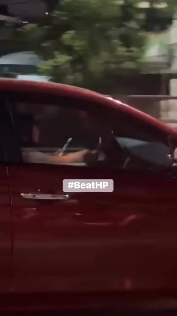 

Cô gái thản nhiên vừa lái ô tô, vừa chăm chú sử dụng smartphone (Video: Beat Hải Phòng).