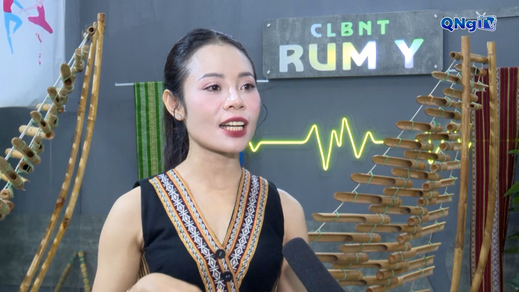 Nốt nhạc từ đá và ống nứa ở Quảng Ngãi Chị Y Rum chia sẻ: “Câu lạc bộ nghệ thuật Rum Y muốn truyền tải thông điệp các bạn thích, đam mê và gìn giữ được nét đặc trưng của dân tộc thiểu số ở phía Tây Quảng Ngãi.”