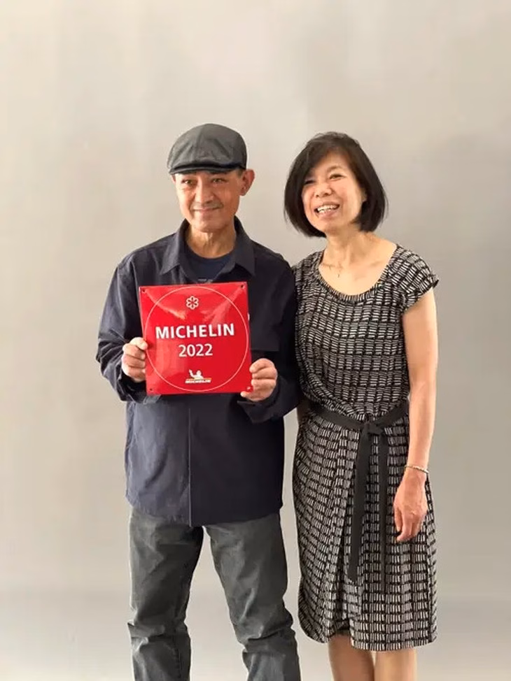 Chizuko và Shunei Kimura sau khi Sushi Shunei giành được sao Michelin - Ảnh: Chizuko Kimura