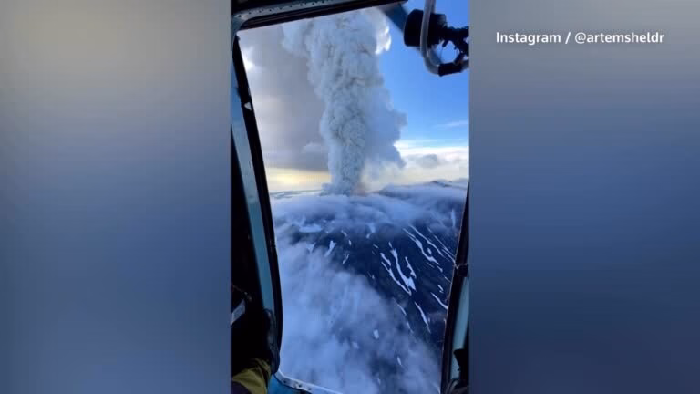 Núi lửa Nga phun trào sau trận động đất mạnh