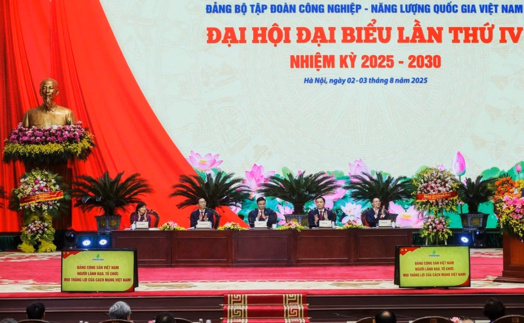 Đoàn chủ tịch điều hành Đại hội. Ảnh: Petrovietnam. 
