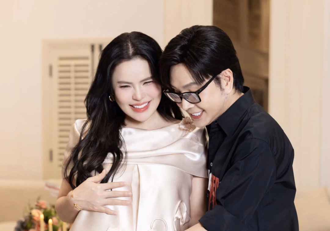 Phương Lê công khai ngọt ngào với Vũ Luân, dự báo thêm thành viên mới cho gia đình