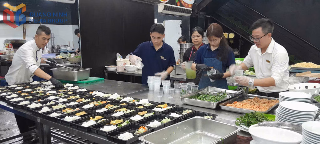 Quảng Ninh: Tình người tỏa sáng sau vụ lật tàu du lịch trên Vịnh Hạ Long