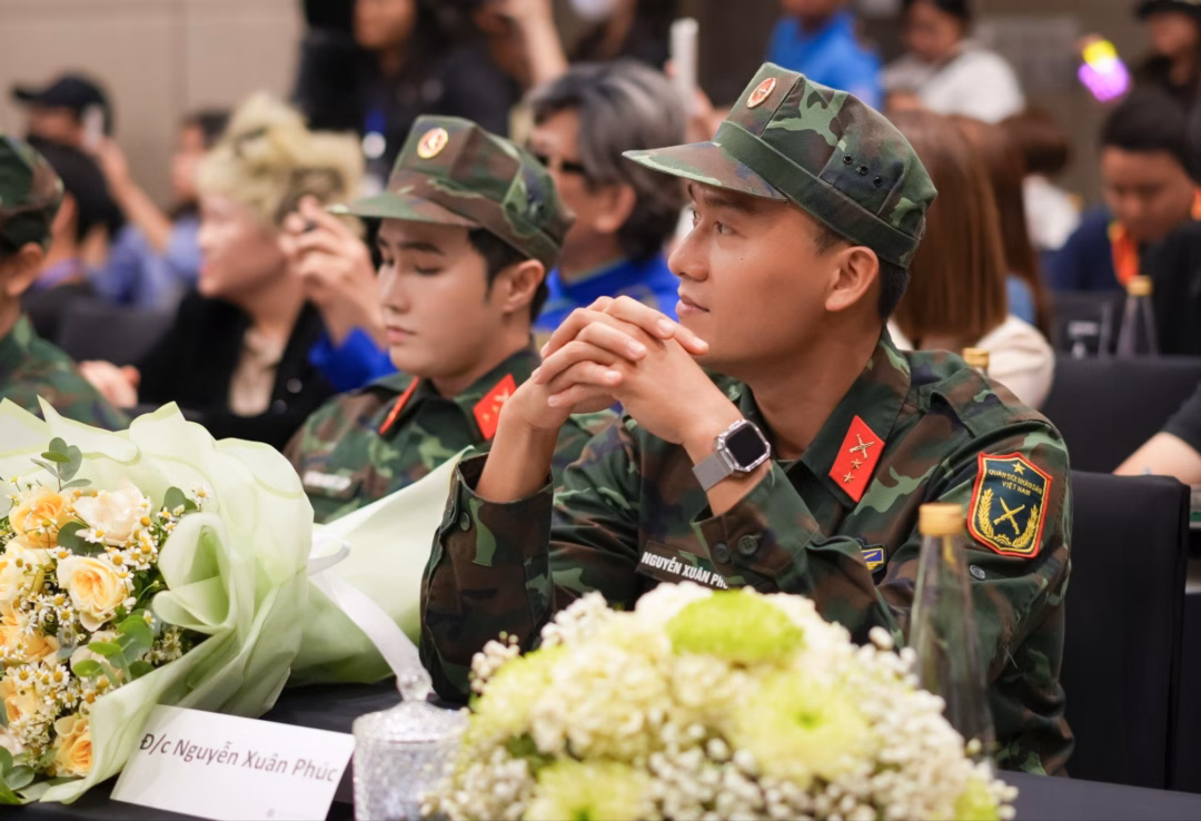 Khác với các chương trình trước đây được xây dựng như một "khoá huấn luyện tân binh", "Sao nhập ngũ 2025" được thiết kế như một "trại huấn luyện thực chiến". Các nhân vật sẽ bước qua 4 giai đoạn huấn luyện: "Đối mặt với giới hạn bản thân" - "Rèn luyện sức mạnh chiến thuật"- "Lý tưởng phục vụ nhân dân" và cuối cùng là trả lời "Khi Tổ quốc gọi tên".