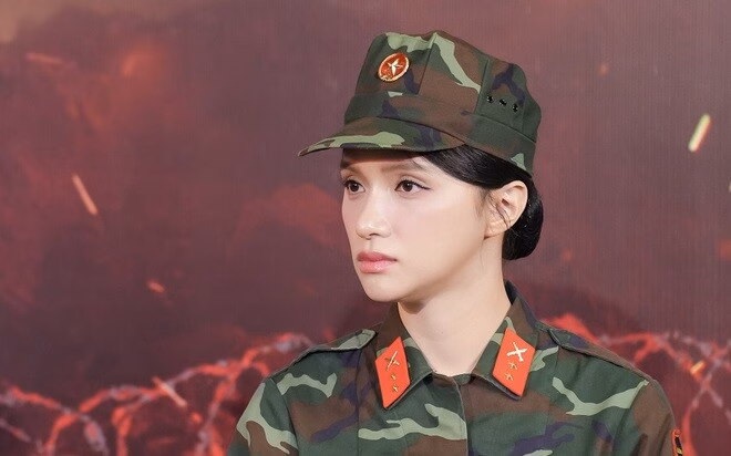 Các nghệ sĩ khoác lên mình màu áo lính .