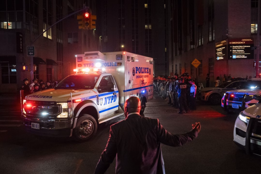 Các sĩ quan thuộc Sở Cảnh sát New York tập trung để tiễn đưa thi thể đồng đội Didarul Islam – người đã thiệt mạng trong vụ xả súng hàng loạt tại Midtown Manhattan ngày 28/7. Ảnh: The New York Times/Redux.