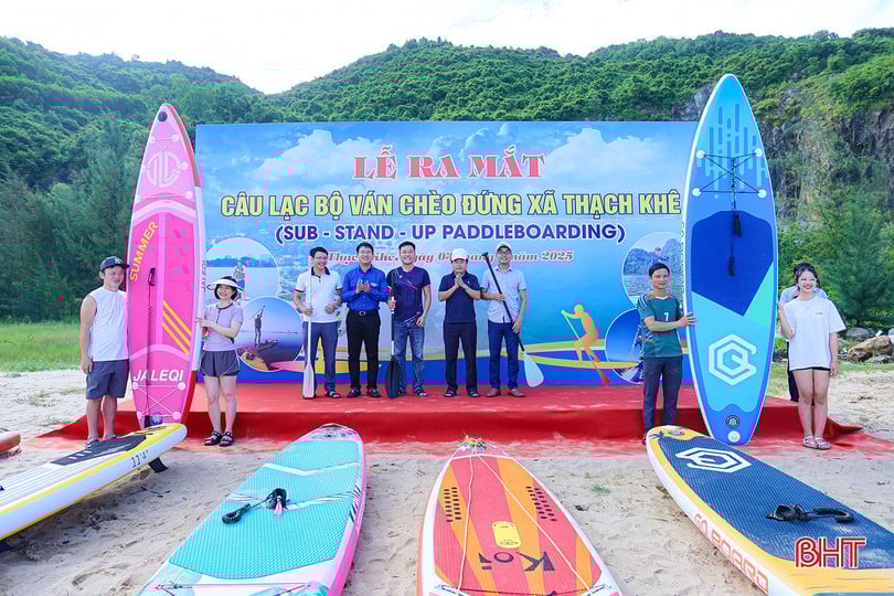Thạch Khê ra mắt Câu lạc bộ Ván chèo đứng Phó Chủ tịch UBND tỉnh Dương Tất Thắng; Phó Bí thư Tỉnh đoàn Nguyễn Viết Hải Đăng tặng ván chèo cho CLB.