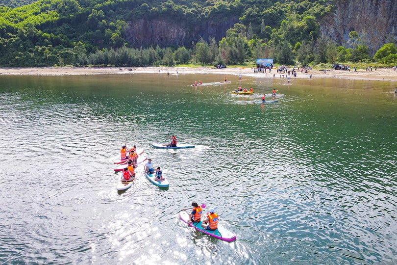 Thạch Khê ra mắt Câu lạc bộ Ván chèo đứng Mô hình thể thao chèo thuyền SUP trẻ trung, năng động, phù hợp với cảnh sắc thiên nhiên của núi Nam Giới và vùng biển Cửa Sót hoang sơ.