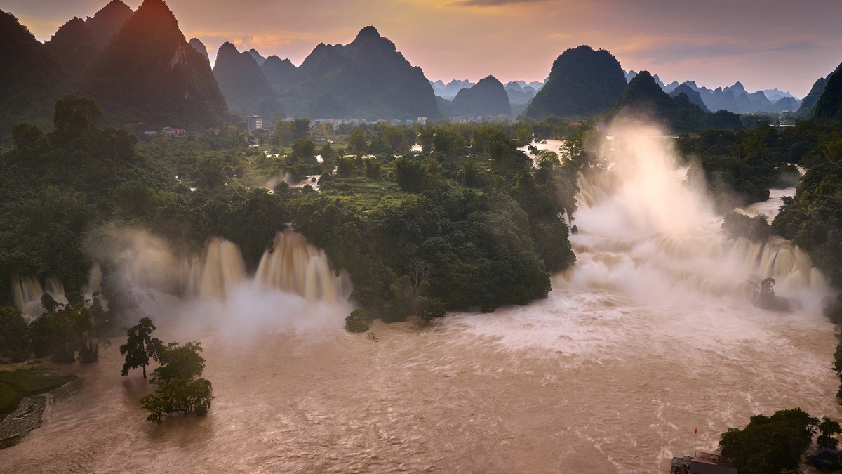 Thạch Khê ra mắt Câu lạc bộ Ván chèo đứng Hình ảnh 'dữ dội hiếm thấy' của thác Bản Giốc vào tháng 10