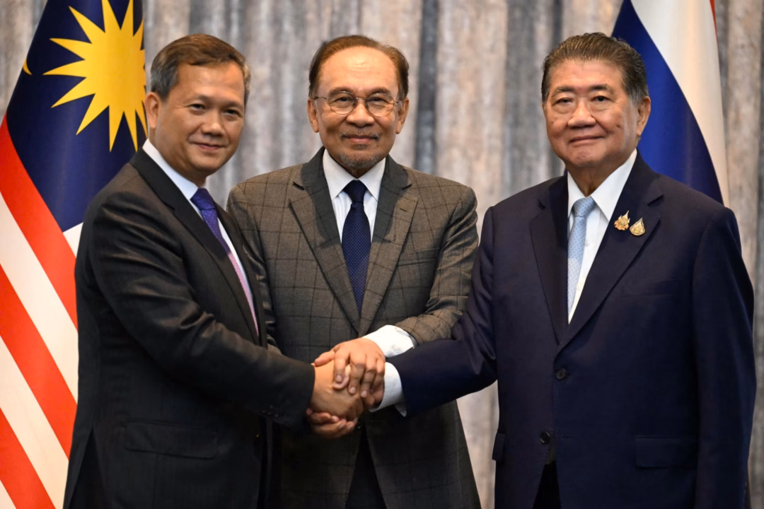 Thủ tướng Campuchia Hun Manet (trái), Thủ tướng Malaysia Anwar Ibrahim (giữa) và quyền Thủ tướng Thái Lan Phumtham Wechayachai (phải) tại buổi họp báo sau cuộc hòa đàm chiều 28/7. Trong buổi hòa đàm, Campuchia và Thái Lan đã đạt được sự đồng thuận về một lệnh ngừng bắn “ngay lập tức và vô điều kiện”.