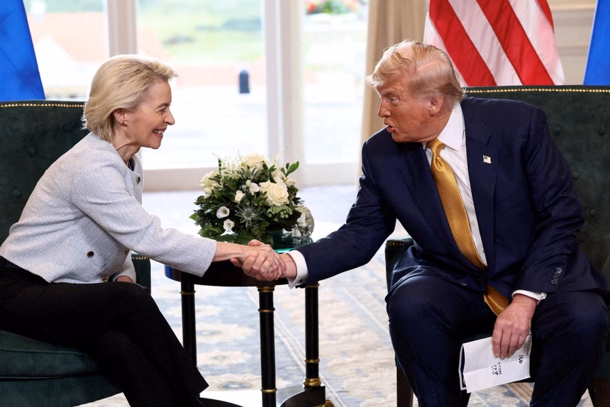 Tổng thống Mỹ Donald Trump bắt tay Chủ tịch Ủy ban châu Âu Ursula von der Leyen tại Turnberry, Scotland, sau khi Mỹ và Liên minh châu Âu đạt được thỏa thuận thương mại vào chủ nhật, ngày 27/7.