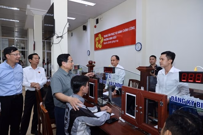 Thủ tướng yêu cầu chấn chỉnh tình trạng ‘cò’ làm giấy tờ tại Trung tâm Phục vụ hành chính công
