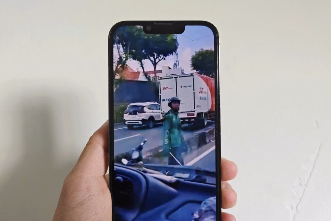 TP HCM: Gã đàn ông lạ mặt chặn xe tải, đập phá kính chiếu hậu