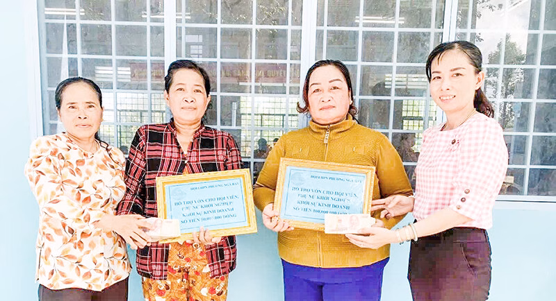 Trao vốn sinh kế giúp phụ nữ khó khăn tự tin phát triển kinh tế