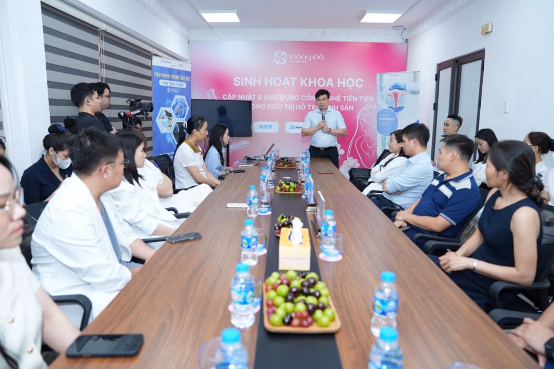 ThS. Nguyễn Thị Thanh Hằng (Chuyên viên GENTIS) mang đến những thông tin hữu ích về xét nghiệm Genratest mà GENTIS đang phát triển đến với buổi sinh hoạt khoa học.