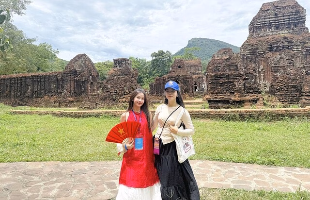 Vann Bora (bìa phải) ước mong trở thành bác sĩ để trả ơn quê hương