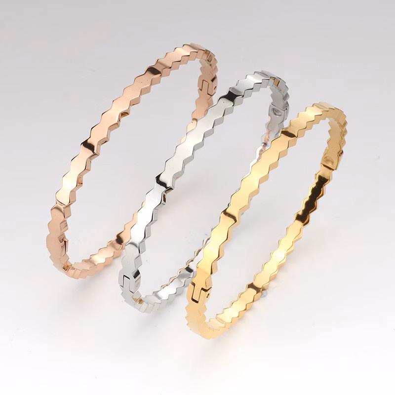 Vòng Tay Thép Titan Hình Tổ Ong: Giải Pháp Cho Cổ Tay Mỏng Và Những Điều Cần Biết