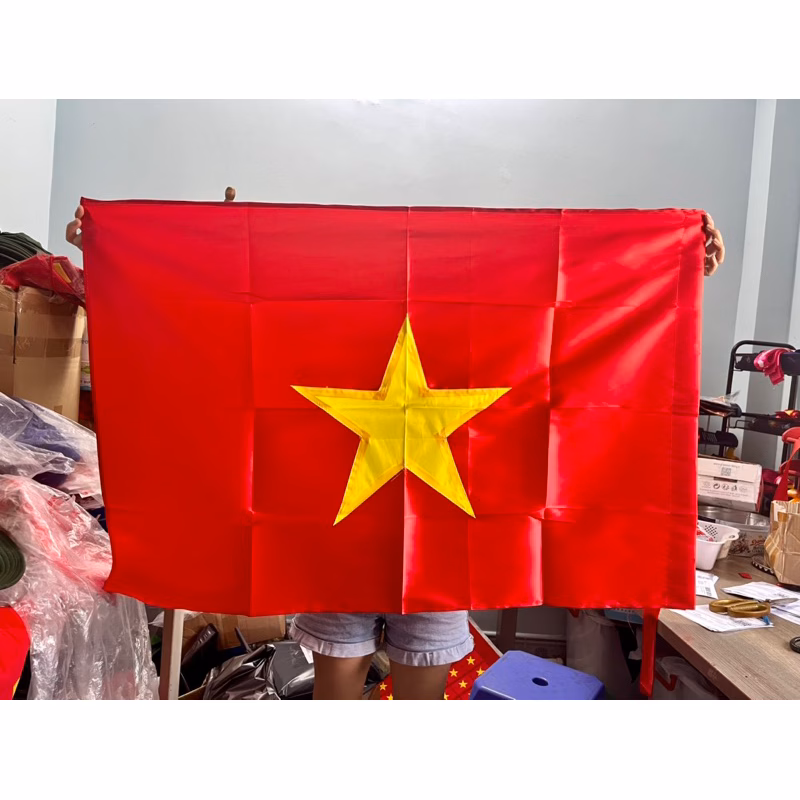 Làm thế nào để treo cờ Việt Nam 70x1m trang trí Tết mà không bị phai màu hay rách sau một mùa lễ?