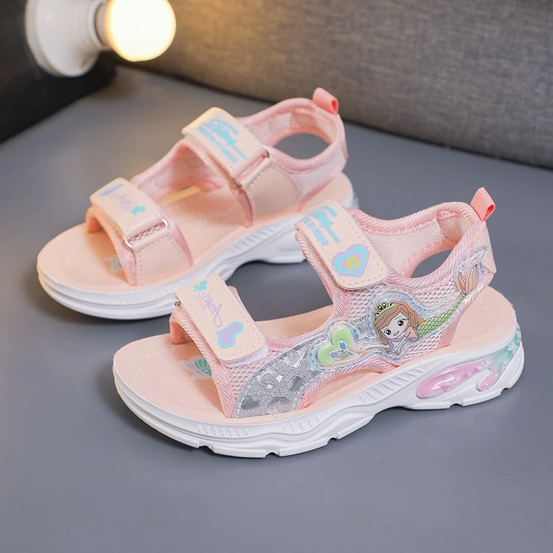 Lựa Chọn Dép Sandal Cho Bé Gái: Sai Lầm Phổ Biến Phụ Huynh Cần Tránh