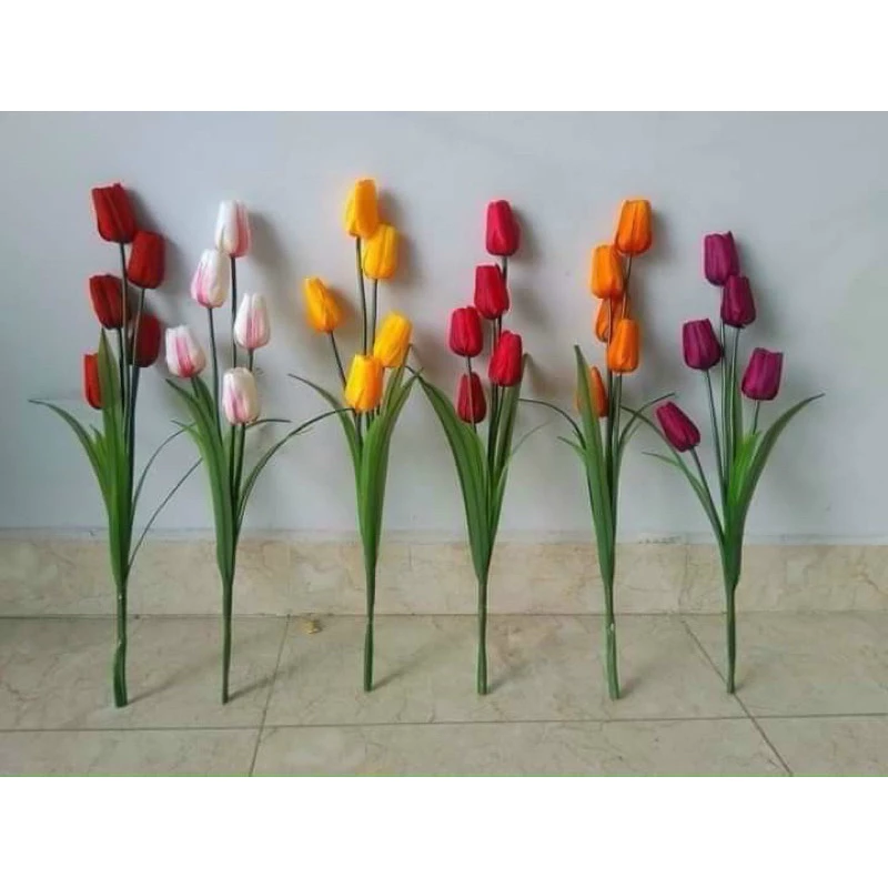 Hoa Giả Trong Trang Trí: Bí Quyết Để Cành Hoa Tulip 5 Bông Không Chỉ Là Một Phụ Trang