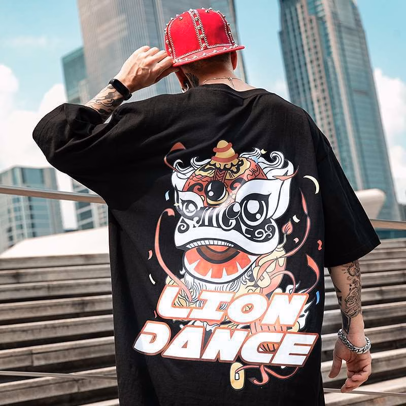 Mua áo thun in hình múa sư tử nam có phù hợp với chàng trai không thích phong cách quá nổi bật?