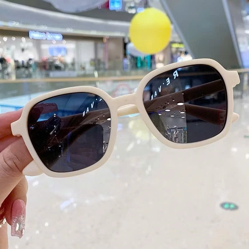 Làm thế nào để chọn kính râm cho bé trai và bé gái phù hợp với phong cách Hàn Quốc mà không làm hỏng mắt?