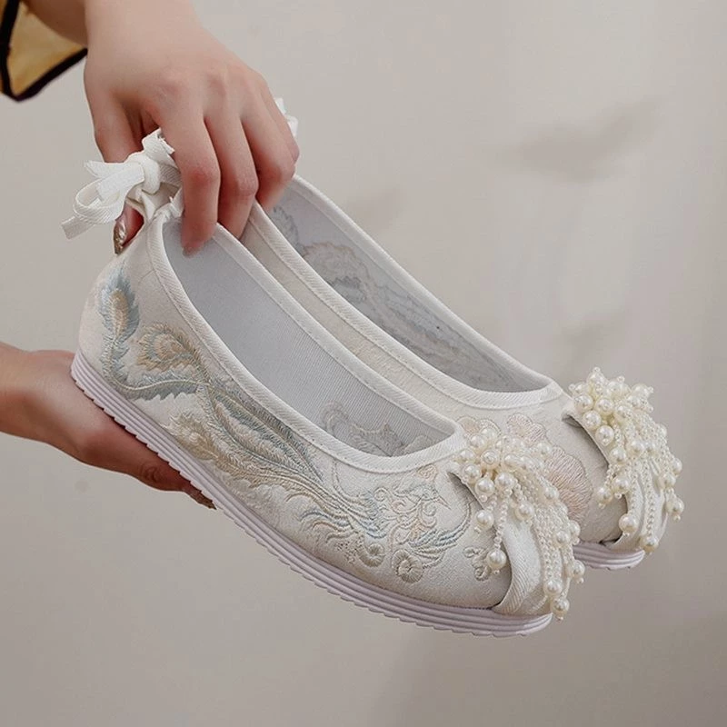 Làm thế nào để chọn giày Hanfu phù hợp cho phong cách cổ điển của bạn