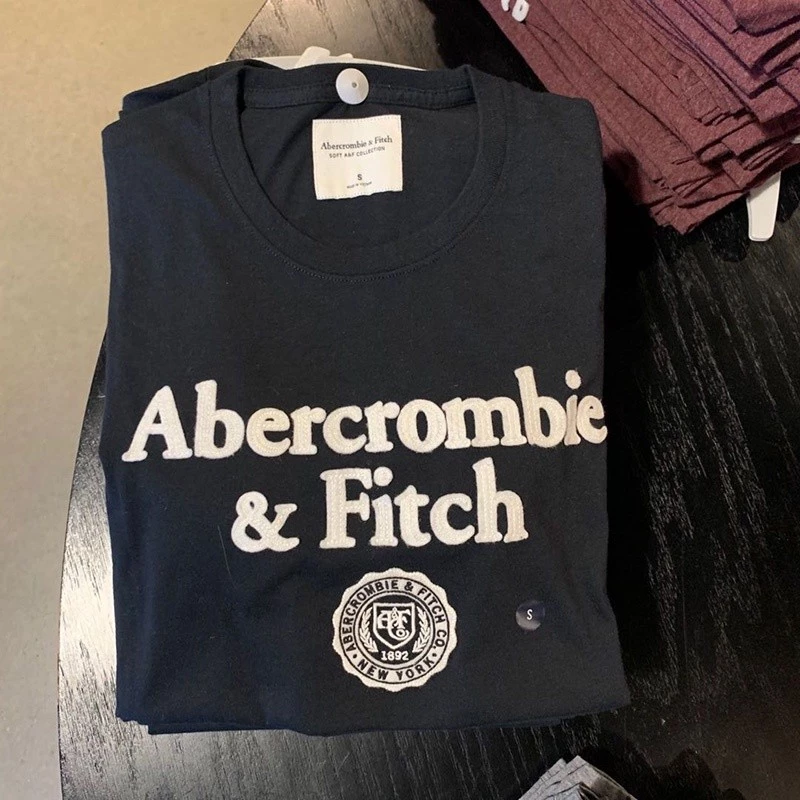 Làm thế nào để chọn áo thun nam phù hợp cho mùa hè mà không mắc phải sai lầm về size và chất liệu?