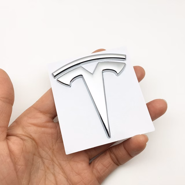 Tôi đã dán logo kim loại lên xe Tesla, đây là những điều tôi không ngờ tới