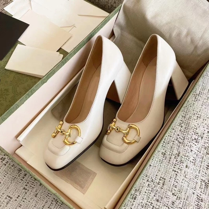 Tại sao giày cao gót mũi vuông 7 phân lại là lựa chọn hoàn hảo cho những cô gái muốn tự tin mà không bị đau chân?