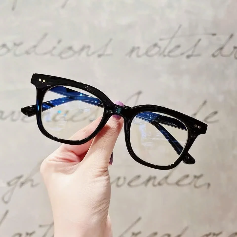 Mắt Kính Giả Cận Có Thực Sự An Toàn Cho Mắt? Tôi Đã Tìm Hiểu Và Phát Hiện Những Điều Này