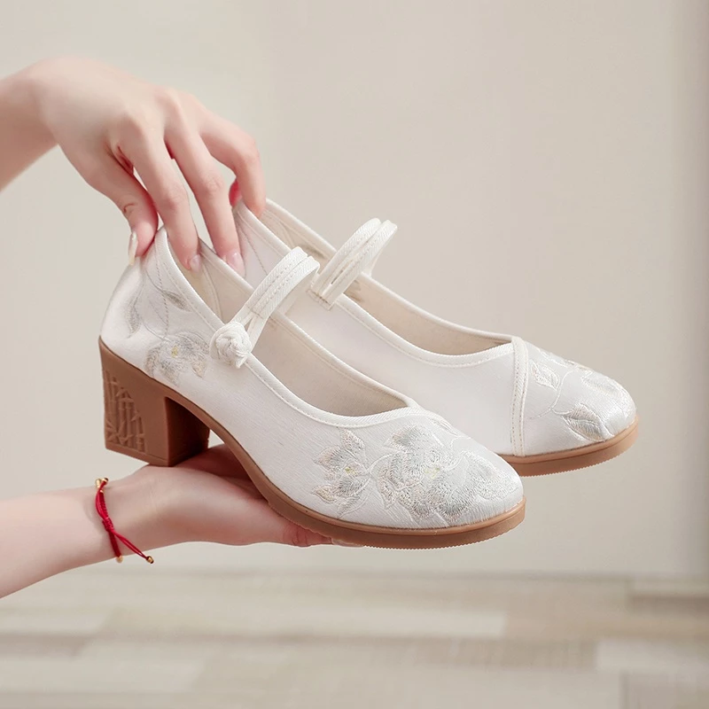 Có cần thiết phải thử giày trước khi mua không? Kinh nghiệm chọn giày thêu hoa đế cao dây cài cho người mới bắt đầu