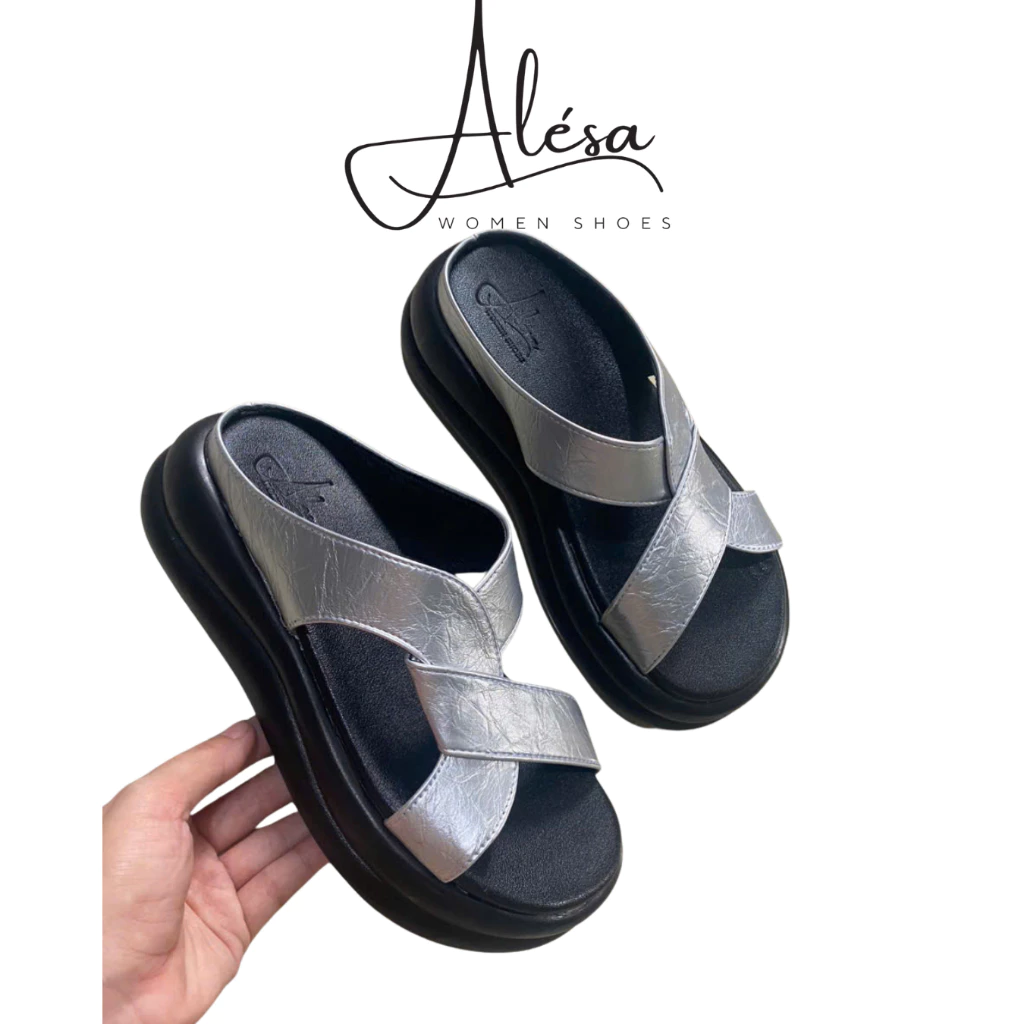 Mặc dép quai xoắn hậu chìm hàng ngày: Làm sao để không bị đau chân và nâng tầm phong cách?